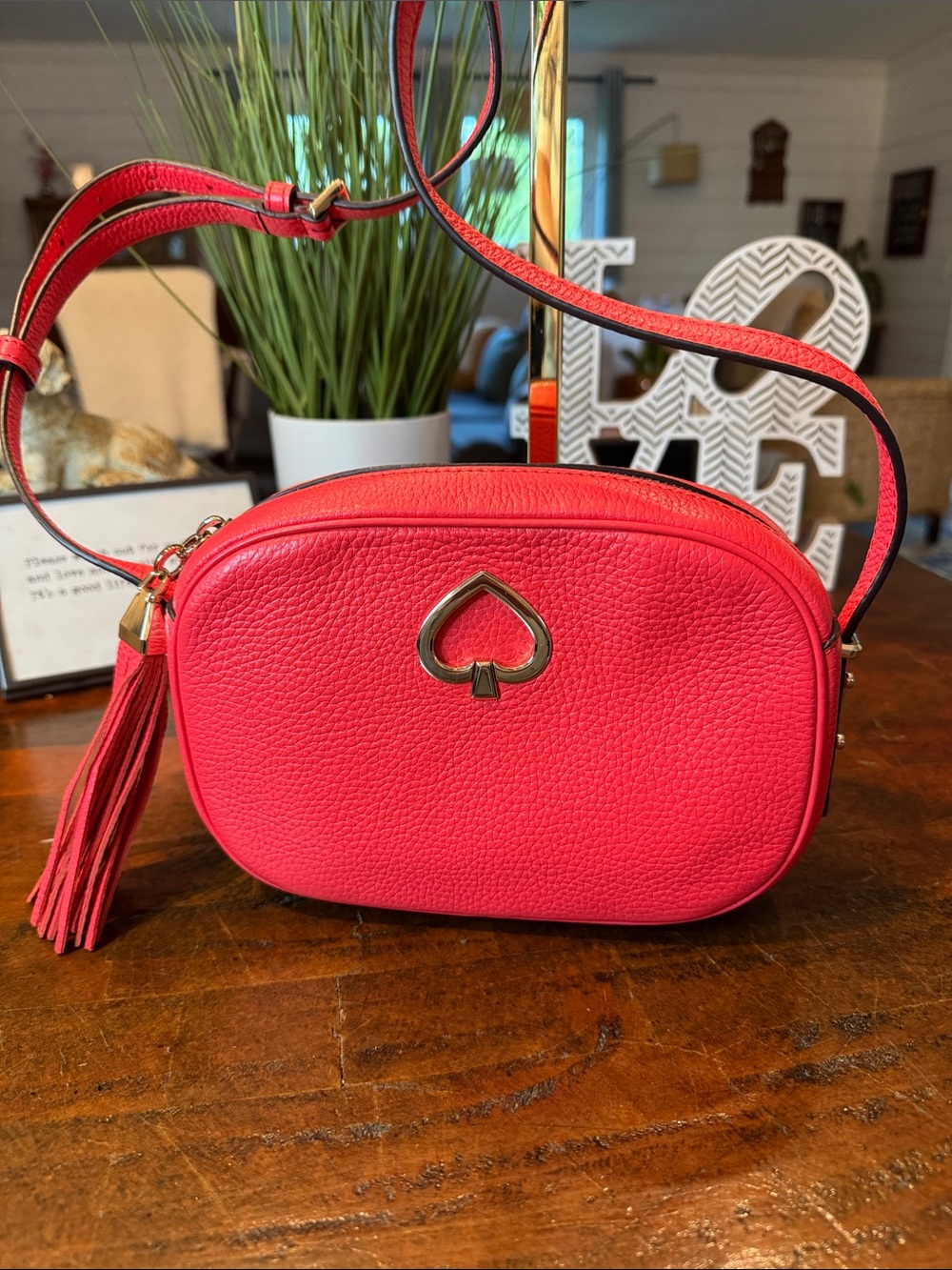 💕kate spade pebbled leather crossbody in vibrant red with gold logo